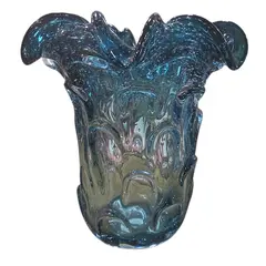 Foto de um(a) Vaso Murano: Onde o Vidro se Torna Poesia, da categoria de Cristais. Cada curva deste vaso conta uma história de fogo e sopro. Feito artesanalmente, este Murano carrega a alma da tradição... Vendido no marketplace Trésors.