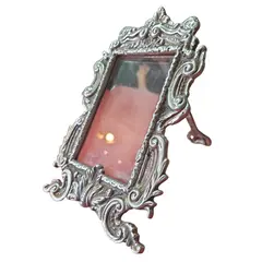 Foto de um(a) Porta-retrato em metal decorativo, da categoria de Porta retratos. Lembranças especiais pedem uma moldura à altura. Fabricado em metal de alta qualidade, este porta-retrato é o presente ideal... Vendido no marketplace Trésors.