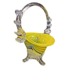 Foto de um(a) Cesta em Murano Amarelo, da categoria de Cestos e Caixas. Cesto em Murano Mais do que um objeto, uma obra de arte. Esta cesta em Murano captura a luz de forma mágica, trazendo a... Vendido no marketplace Trésors.