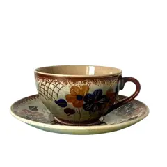 Foto de um(a) Xícara em fainça Portuguesa, da categoria de Xícaras. Xícara em faiança, portuguesa, Sacavém. Mede: 5cm de altura, 9cm diâm Pires: 14cm diâm. Vendido no marketplace Trésors.