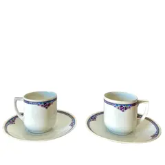 Foto de um(a) Dupla de xícaras, da categoria de Xícaras. Dupla de xícaras em porcelana. D.F. Checoslováquia. *Um pires contém marcas do tempo 6,5cm de altura, 6cm de diâm, pires:... Vendido no marketplace Trésors.