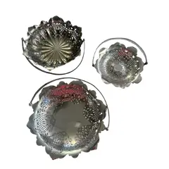 Foto de um(a) Trio de salvas/centro de mesa em prata 90 marca RÉGIA, da categoria de Centro de mesa. Três centrinhos de mesa no estilo “cestinha” em prata 90 da manufatura RÉGIA. São clássicos dos anos 70/80 e ficam lindos... Vendido no marketplace Trésors.