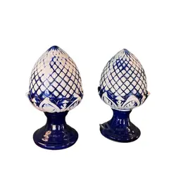 Foto de um(a) Par de Pinhas em Faiança, da categoria de Castiçais. Par de pinhas em faiança nas cores branco e azul, em perfeito estado. Med. 32x18 cm. Vendido no marketplace Trésors.