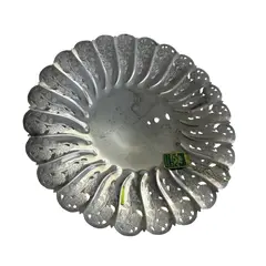 Foto de um(a) Centro de mesa ou fruteira com pés - Prata 90 - Áurea, da categoria de Centro de mesa. Peça imponente em Prata 90, com borda ricamente trabalhada em relevo floral e delicados vazados que criam movimento e leveza... Vendido no marketplace Trésors.