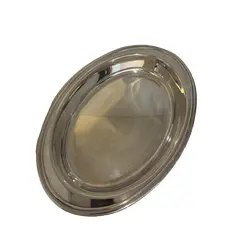 Foto de um(a) Travessa oval prata Christofle, da categoria de Travessas e tigelas. Travessa oval de grande formato da tradicional maison francesa Christofle, referência mundial em alta prataria desde 1830.... Vendido no marketplace Trésors.