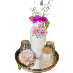 Foto de um(a) Antigo Vaso em Cerâmica, da categoria de Vasos. Antigo vaso confeccionado em cerâmica em tom creme, decorado com flores em alto relevo. Medindo: 20 x 9cm *NÃO ACOMPANHA OS... Vendido no marketplace Trésors.