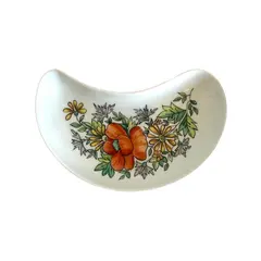 Foto de um(a) Petisqueira em porcelana, da categoria de Travessas e tigelas. Petisqueira formato meia lua pintada à mão 1973 - Porcelana Shmidt Mede: 21x11cm. Vendido no marketplace Trésors.