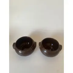 Foto de um(a) Dupla de bowls em cerâmica, da categoria de Garrafas, potes e jarros. Dupla de bowls em cerâmica, marrom. Mede: 15cm diâmetro x 8cm altura. Vendido no marketplace Trésors.