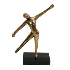 Foto de um(a) Escultura figura feminina em dourado, da categoria de Escultura. Escultura em metal dourado, representando figura feminina sobre base retangular preta. Medidas 19 cm de altura. Em bom... Vendido no marketplace Trésors.