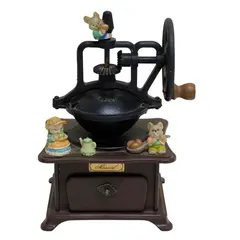 Foto de um(a) Caixa de música formato moedor de café, da categoria de Cestos e Caixas. Antiga caixa musical representando moedor de café, em material plástico com decoração ratinhos em policromia. Funcionando,... Vendido no marketplace Trésors.