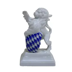 Foto de um(a) Escultura De Leão Heráldico Branco, da categoria de Escultura. Pequena e delicada escultura de leão branco HERÁLDICO, da manufatura BAVARIA West Germany, com escudo azul. Medidas 11 cm de... Vendido no marketplace Trésors.
