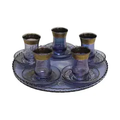 Foto de um(a) Conjunto de chá Turco, da categoria de Acessórios de cozinha. Conjunto para chá em vidro na tonalidade lilás, acompanha bandeja redonda com decoração em arabescos dourados e 5 copos com... Vendido no marketplace Trésors.