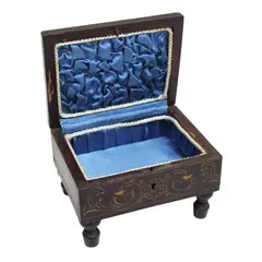 Foto de um(a) Caixa Porta Joia Em Madeira Marrom, da categoria de Porta-Jóias. Antigo porta joias em madeira nobre, na tonalidade vinho com decoração em arabescos com entalhe em baixo relevo, tampo com... Vendido no marketplace Trésors.