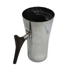 Foto de um(a) Refresqueira Wolff 1l Para Bebidas, da categoria de Jarros. Antiga refresqueira em metal espessurado a prata, em formato cônico, da manufatura Wolff com charmosa pega em jacarandá da... Vendido no marketplace Trésors.