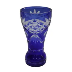 Foto de um(a) Vaso Cônico Em Cristal Double, da categoria de Vasos. Vaso cônico em cristal azul double com lapidações manuais. Medidas 18A X 9D. Em bom estado com pequeno bicado na borda. Vendido no marketplace Trésors.