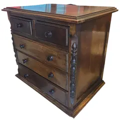 Foto de um(a) Mesa de Cabeceira Madeira Maciça – Charme Natural para sua Casa, da categoria de Cômodas e Sapateira. Leve o aconchego da natureza para dentro do seu lar. Esta cômoda valoriza a textura autêntica da madeira, trazendo... Vendido no marketplace Trésors.