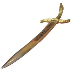 Foto de um(a) Adaga Decorativa Estilo Toledo – Lâmina Gravada e Guarnições em Dourado, da categoria de Facas. Uma peça de requinte visual excepcional, esta adaga decorativa destaca-se pelo trabalho de gravura em sua lâmina e pelo... Vendido no marketplace Trésors.