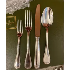 Foto de um(a) Faqueiro Christofle Malmaison - 12 lugares, da categoria de Faqueiros / Jogo de talheres. Faqueiro presente de casamento em 1980. Completo e em otimo estado. Tem caixa para armazenamento de pecas comprado em Nova... Vendido no marketplace Trésors.