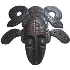Foto de um(a) Máscara Tribal Decorativa em Madeira Nobre – Entalhe de Serpentes e Simbolismo Africano, da categoria de Objetos de parede esculturais. Esta é uma peça de arte mural imponente e sofisticada, perfeita para colecionadores ou para quem deseja um ponto focal... Vendido no marketplace Trésors.