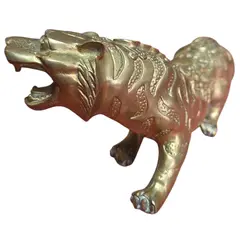 Foto de um(a) Escultura de Tigre em Bronze Maciço - Estilo Oriental, da categoria de Escultura. Esta é uma peça imponente e rica em detalhes, ideal para colecionadores e amantes de decoração clássica. A escultura... Vendido no marketplace Trésors.