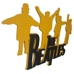 Foto de um(a) Placa Decorativa "The Beatles" – Silhueta Amarela & Logo Preto (3D), da categoria de Placas. Leve a magia de Liverpool para sua casa com esta incrível placa decorativa dos Beatles! Esta peça combina dois elementos... Vendido no marketplace Trésors.