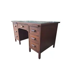 Foto de um(a) Rara Escrivaninha Ronconi em Imbuia Maciça – Design Atemporal e Selo de Autenticidade, da categoria de Escrivaninhas e Mesas de escritório. Uma oportunidade única para adquirir uma peça de história do mobiliário brasileiro. Esta escrivaninha, fabricada pela... Vendido no marketplace Trésors.