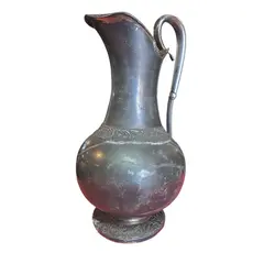 Foto de um(a) Rara Jarra em Estanho Século XIX - Decoração Europeia Antiga, da categoria de Jarros. Relíquia em Estanho do Século XIX Esta imponente jarra em estanho é um exemplar autêntico do século XIX, apresentando o... Vendido no marketplace Trésors.