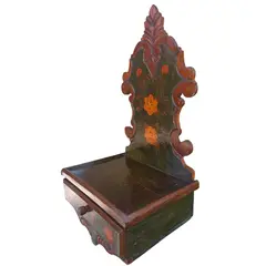 Foto de um(a) Oratório de Parede em Madeira Maciça –Pintura Floral Artesanal, da categoria de Objetos religiosos e espirituais. Este é um oratório de parede singular, que une a tradição da fé com a delicadeza da arte popular. Produzido em madeira... Vendido no marketplace Trésors.