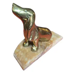 Foto de um(a) Antiga Escultura Cachorro em Bronze e Mármore, da categoria de Escultura. Distinta estatueta colecionável que representa, de forma estilizada e elegante, a silhueta de um cão da raça Dachshund. Esta... Vendido no marketplace Trésors.