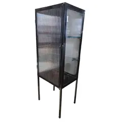 Foto de um(a) Farmacinha Vintage Black | Vidro Canelado, da categoria de Armários e Guarda Roupas. Eleve a organização do seu autocuidado com esta peça exclusiva. Com acabamento em preto fosco e o charmoso vidro frontal... Vendido no marketplace Trésors.