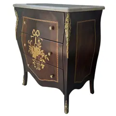 Foto de um(a) Mini Cômoda Clássica em Madeira Nobre, Marchetaria e Mármore Travertino, da categoria de Cômodas e Sapateira. Elegância Atemporal e Materiais Nobres Esta belíssima mesa de cabeceira (ou mini cômoda) é uma peça que exala o rigor e o... Vendido no marketplace Trésors.