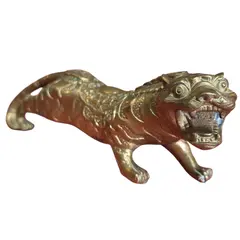 Foto de um(a) Escultura de Tigre em Bronze Maciço - Estilo Oriental, da categoria de Escultura. Esta é uma peça imponente e rica em detalhes, ideal para colecionadores e amantes de decoração clássica. A escultura... Vendido no marketplace Trésors.