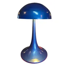 Foto de um(a) Abajur Vintage de Mesa "Cogumelo" – Azul Metálico Estilo Space Age, da categoria de Abajures. Este exemplar é uma peça icônica de iluminação que remete ao design futurista e audacioso das décadas de 1960 e 1970,... Vendido no marketplace Trésors.