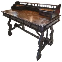 Foto de um(a) Escrivaninha Imperial Anos 60 em Madeira Nobre, da categoria de Escrivaninhas e Mesas de escritório. Uma peça de autoridade para o seu escritório ou home office. Esta escrivaninha é um exemplar magnífico do design Imperial... Vendido no marketplace Trésors.