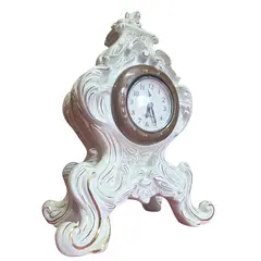 Foto de um(a) Relógio de Mesa em Porcelana Craquelada – Peça Decorativa, da categoria de Relógios de mesa. **RELÓGIO NÃO FUNCIONA, PEÇA ADAPTADA NA PORCELANA** Este elegante relógio de mesa é uma peça de destaque que une o charme... Vendido no marketplace Trésors.