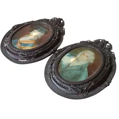 Foto de um(a) Par de Miniaturas Antigas - Retratos Nobres em Molduras de Metal Trabalhado, da categoria de Porta retratos. Este conjunto traz a elegância das miniaturas clássicas, apresentando retratos de um casal com indumentária de época. São... Vendido no marketplace Trésors.