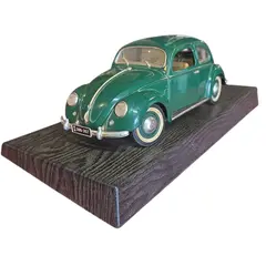 Foto de um(a) Miniatura Volkswagen 1951 (Fusca Split Window) - Verde Musgo - Escala 1:18, da categoria de Carros e caminhões de brinquedo. Esta miniatura representa uma das fases mais raras e desejadas da história da Volkswagen: o modelo de 1951. Conhecido... Vendido no marketplace Trésors.