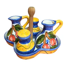 Foto de um(a) Galheteiro de Cerâmica Artesanal 5 Peças, da categoria de Saleiros e pimenteiros. Adicione charme e cor à sua mesa com este lindo galheteiro em cerâmica pintada à mão. Com um design orgânico e cores... Vendido no marketplace Trésors.