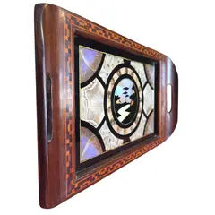 Foto de um(a) Bandeja de Época com Marchetaria e Arte em Asas de Borboleta – Zipperer, da categoria de Bandejas. Esta é uma peça de colecionismo icônica, um testemunho da artesania catarinense de meados do século XX. O selo parcial no... Vendido no marketplace Trésors.