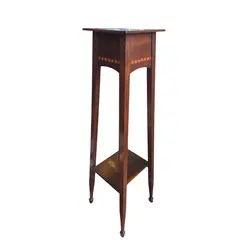 Foto de um(a) Floreira em Imbuia Maciça com Marchetaria – Década de 30, da categoria de Outros objetos decorativos. Esta é uma peça de colecionismo excepcional, que carrega a história da movelaria paranaense do início do século XX. O selo... Vendido no marketplace Trésors.