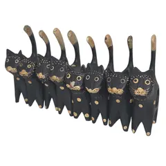 Foto de um(a) Jogo de Porta-Guardanapos "Gatos Pretos" - 08 Peças em Madeira Pintada, da categoria de Anel para guardanapo. Adicione um toque de personalidade e descontração à sua mesa com este exclusivo conjunto de porta-guardanapos em formato de... Vendido no marketplace Trésors.