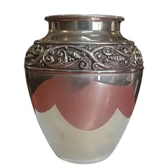 Foto de um(a) Vaso Artístico de Coleção – Banho de Prata 90 com Ornamentação em Relevo, da categoria de Vasos. Esta peça é um exemplar magnífico de prataria decorativa, apresentando um banho de Prata 90 de alta qualidade que confere um... Vendido no marketplace Trésors.