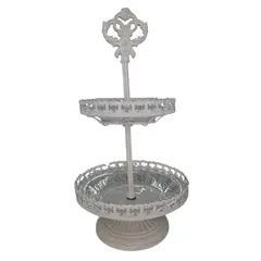 Foto de um(a) Fruteira / Doceira de 2 Andares Estilo Provençal - Metal Trabalhado e Vidro, da categoria de Fruteiras. Elegante suporte de dois andares com design inspirado no estilo Shabby Chic / Provençal. Esta peça une a robustez do metal... Vendido no marketplace Trésors.