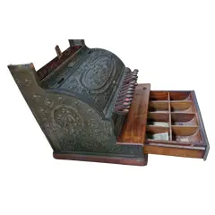 Foto de um(a) Imponente e Rara Caixa Registradora da marca National do Início do Séc. XX, da categoria de Outros objetos decorativos. O "Plim" que atravessou gerações! Algumas peças não guardam apenas valores, elas guardam o tempo. Belíssima caixa... Vendido no marketplace Trésors.