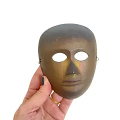 Foto de um(a) ​Máscara decorativa indiana em metal, da categoria de Objetos de parede esculturais. Máscara decorativa para pendurar. Em metal, com suporte. Peça indiana. Marcas do tempo e uso como nas fotos. Medidas: 12x10cm. Vendido no marketplace Trésors.