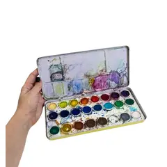 Foto de um(a) ​Antigo estojo de aquarela com 24 cores da marca Guitar - anos 60/70, da categoria de Outros colecionáveis. Antigo estojo de aquarela com 24 cores da marca Guitar, da década de 60/70. Marcas do tempo e uso como nas fotos. Vendido no marketplace Trésors.