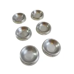 Foto de um(a) ​Seis suportes para mistura de tintas em inox, da categoria de Outros colecionáveis. Seis suportes para mistura de tintas em inox. Marcas do tempo e uso. Medidas: 6cm diâmetro cada. Vendido no marketplace Trésors.