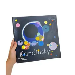 Foto de um(a) ​Livro brochura com as obras de Kandinsky expostas entre 2005 e 2010, da categoria de Livros. Livro brochura com as obras de Kandinsky expostas entre 2005 e 2010 nos museus europeus. Em inglês. Marcas do tempo e uso.... Vendido no marketplace Trésors.