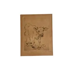 Foto de um(a) Bela gravura europeia do século XX, da categoria de Desenhos. Quadro emoldurado com vidro. Gravura europeia do século XX, retratando um bezerro. O texto na parte inferior da gravura é... Vendido no marketplace Trésors.