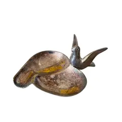 Foto de um(a) ​Cinzeiro pássaro em metal, da categoria de Cinzeiros. Cinzeiro em metal possivelmente banhado a prata. Apresenta oxidações no banho e leves marcas do tempo e uso como nas fotos. ... Vendido no marketplace Trésors.